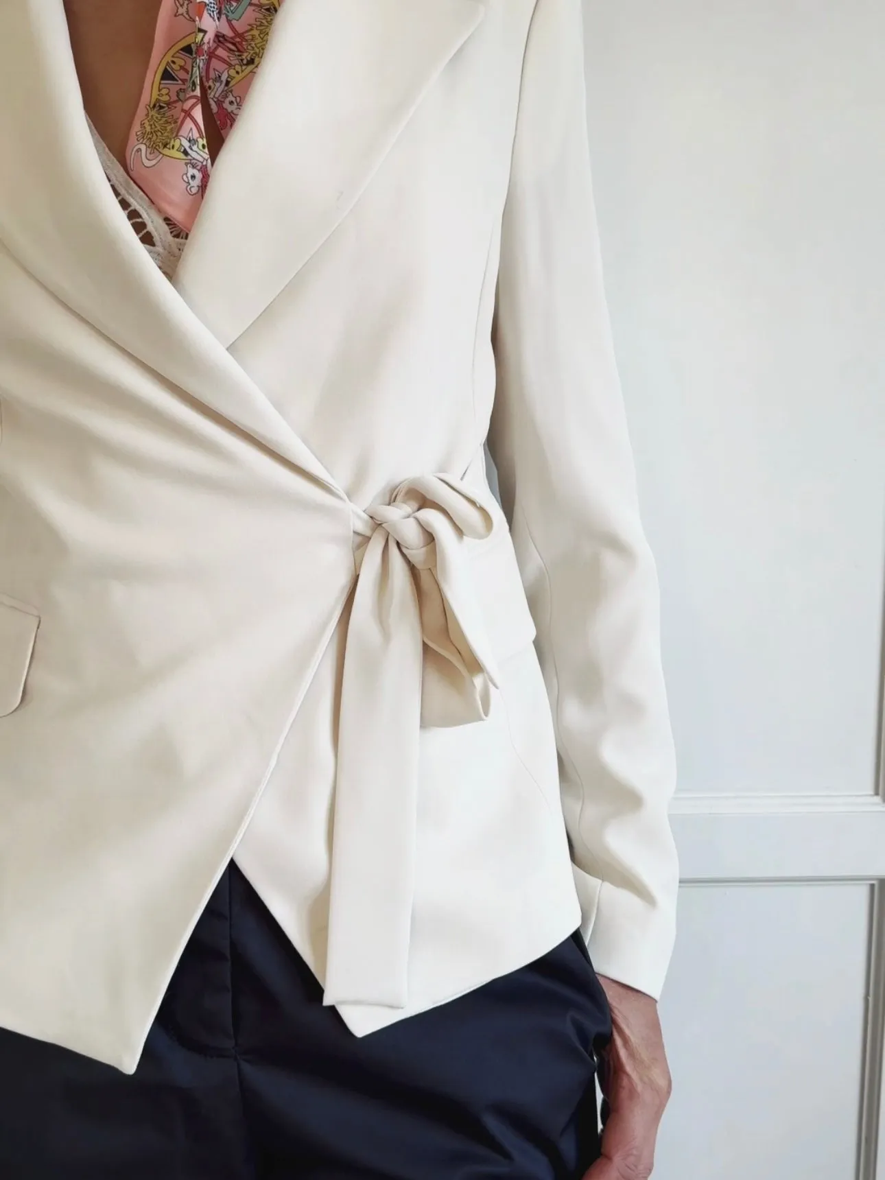BLAZER WITH BOW - OFF WHITE