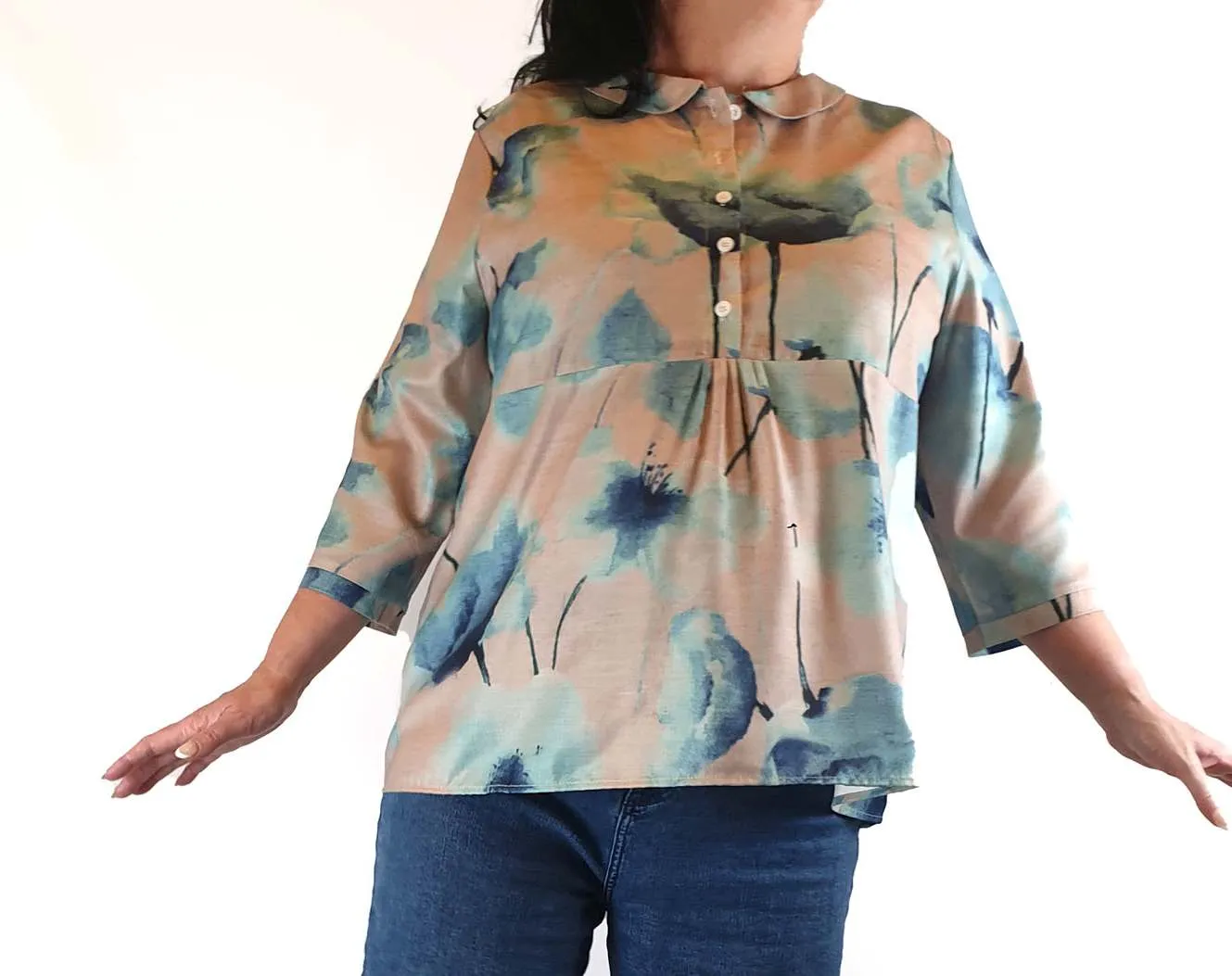 Colourful unique print shirt with peter pan collar size 3XL (best fits size 16)