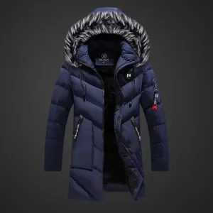 Eleganz in der kalten Jahreszeit: die Maximilian Winterjacke mit Fellkapuze