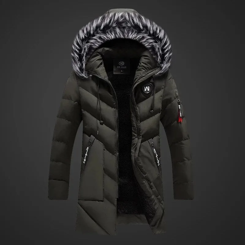 Eleganz in der kalten Jahreszeit: die Maximilian Winterjacke mit Fellkapuze