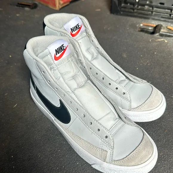 Grade School Youth Nike Blazer Mids, Sz 6.5Y, Gray Leather