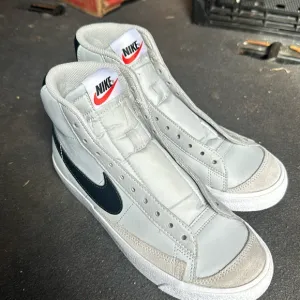 Grade School Youth Nike Blazer Mids, Sz 6.5Y, Gray Leather