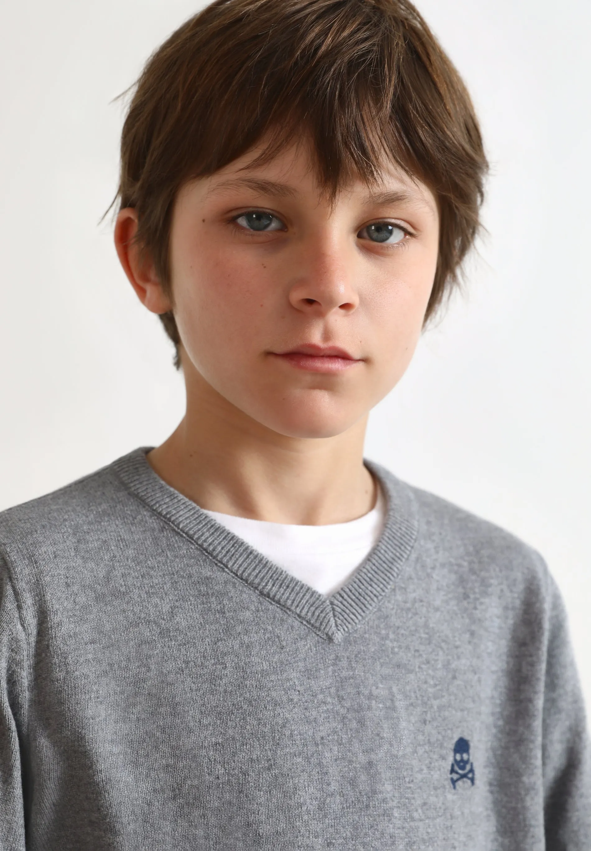 SWEATER GOLA EM BICO COM LOGÓTIPO