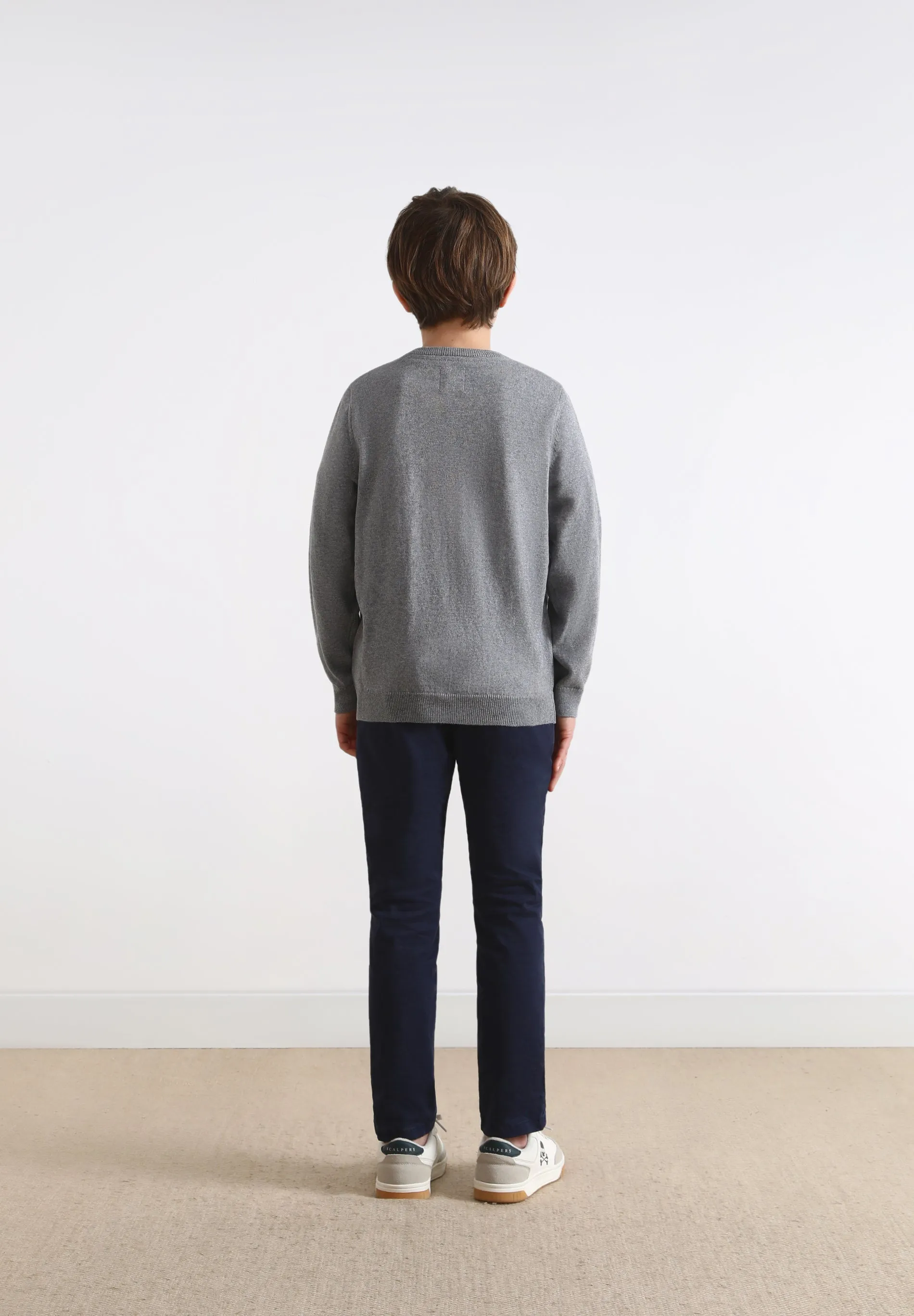SWEATER GOLA EM BICO COM LOGÓTIPO